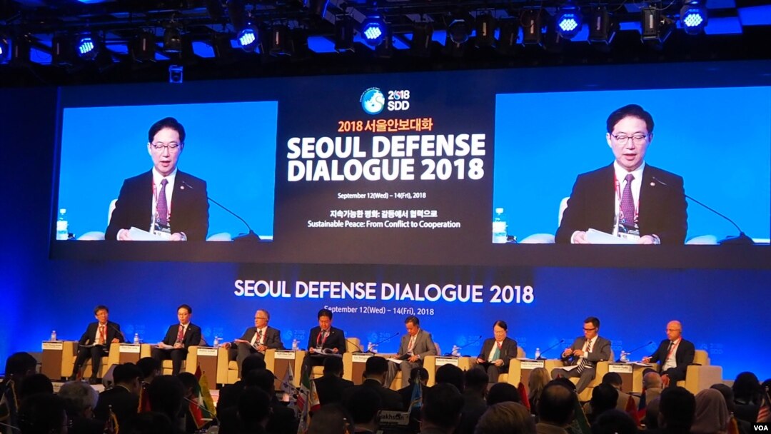 천해성 한국 통일부 장관이 13일 서울에서 한국 국방부 주최로 열린 '2018 서울안보대화'에서 연설하고 있다.