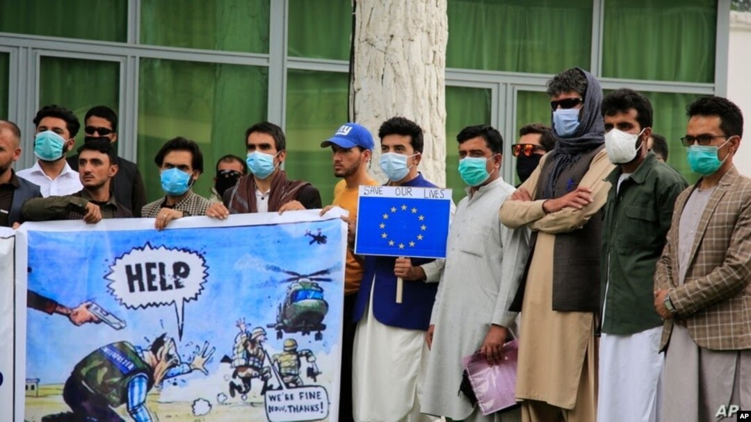 Ex intérpretes afganos sostienen pancartas durante una protesta contra el gobierno de Estados Unidos y la OTAN en Kabul, Afganistán, el 30 de abril de 2021.