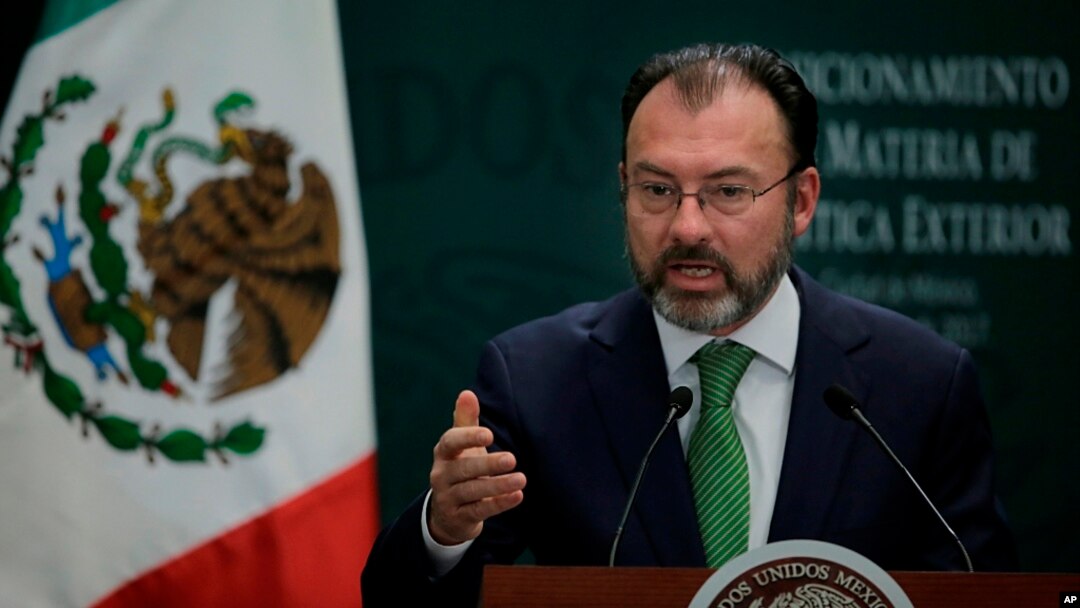 Respecto a la llamada de una hora que Peña Nieto y Trump sostuvieron, el gobierno mexicano reveló que se saludaron en inglés pero luego hablaron con traductores.