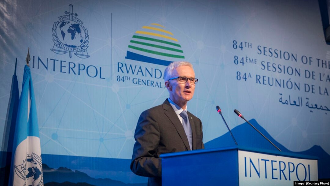 Bir yil oldin "Interpol" ning yangi Bosh kotibi etib tayinlangan Yurgen Stok, germaniyalik mutaxassis, “qizil e’lon” bilan bog’liq jarayon ko’rib chiqilayotganini aytgan