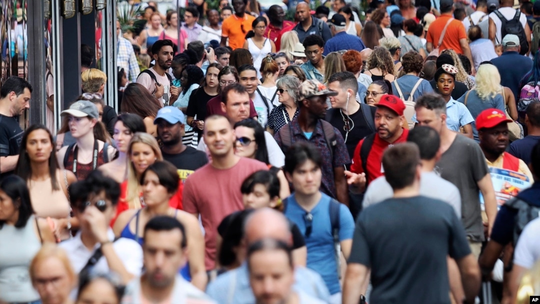 Miles de personas caminan a diario por Times Square, una emblemática plaza de Nueva York, ciudad que está cortando todos sus lazos comerciales con la Organización Trump.