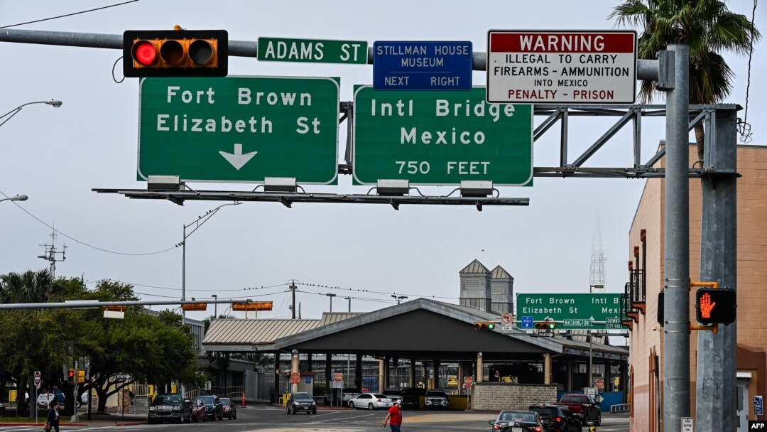 Un hombre camina cerca del Puente Internacional Gateway, entre las ciudades de Brownsville, Texas y Matamoros, Tamaulipas el 15 de marzo de 2021.