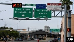 Un hombre camina cerca del Puente Internacional Gateway, entre las ciudades de Brownsville, Texas y Matamoros, Tamaulipas el 15 de marzo de 2021.
