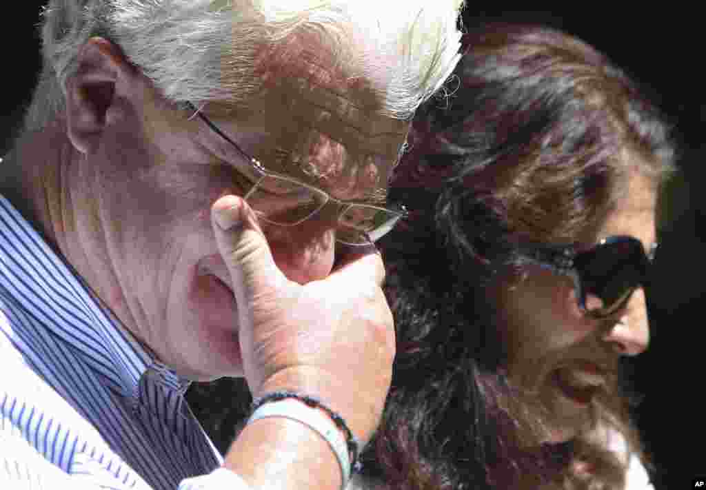 After speaking with U.S. President Barack Obama by phone, John and Diane Foley talk to reporters outside their home in Rochester, N.H, Aug. 20, 2014. 