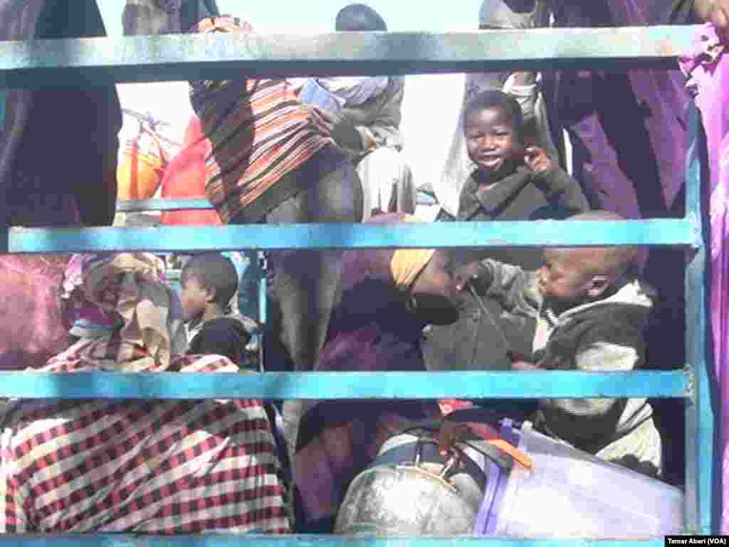 Wasu 'yan Jamhuriyar Nijar akan hanyarsu ta koma wa gida a aikin mayar da 'yan ci-rani kasashensu daga Algeria