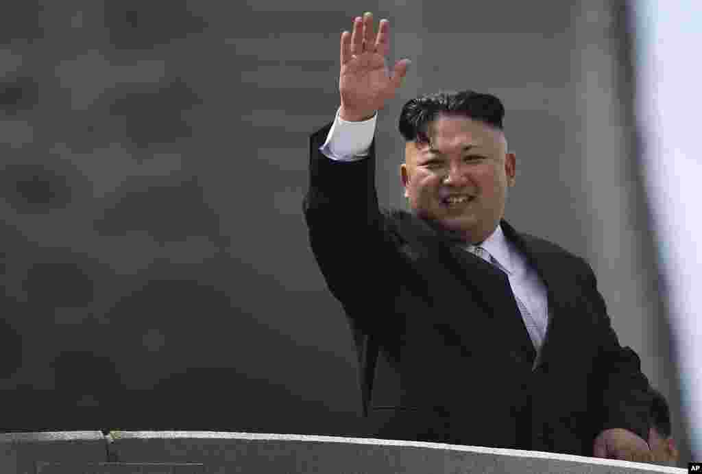 朝鲜首都纪念开国者金日成诞辰105周年的大型阅兵中，朝鲜领导人金正恩挥手致意（2017年4月15日）。金正恩穿西服引起外界注意。台湾军事评论员施孝玮说：&ldquo;北韩领导人在各个场合所穿出的衣服很有讲究。我个人觉得，这是向西方释出某种信息：我可以谈，你可以来找我谈，或者你可以透过你认为合适的方式和我谈&rdquo;。