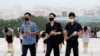 지난 7일 신종 코로나바이러스 감염 예방 마스크를 쓴 북한 평양의 시민들이 김일성 사망 27주년을 앞서 만수대를 방문해 헌화하고 있다. 