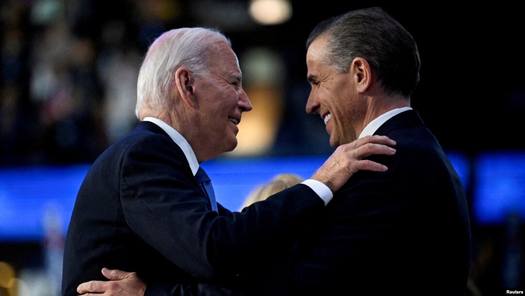 ARCHIVO - El presidente estadounidense Joe Biden saluda a su hijo Hunter Biden en la Convención Nacional Demócrata (DNC) en Chicago, Illinois, EEUU, el 19 de agosto de 2024.