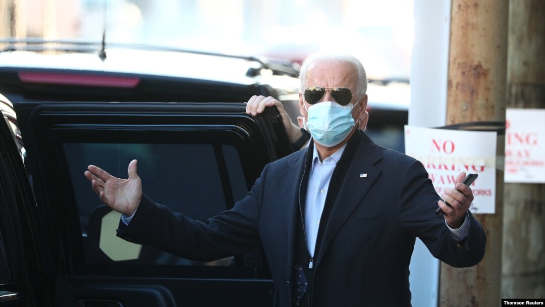 El proyectado presidente electo, Joe Biden, al terminar una reunión virtual con trabajadores de atención médica de primera línea en Wilmington, Delaware, el 18 de noviembre de 2020..