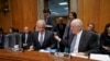 參議院外委會主席科克（左，Sen. Bob Corker, R-TN）和卡丁參議員（Sen. Ben Cardin, D-MD）(資料圖片)