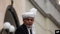 El presidente afgano, Ashraf Ghani, habla después de tomar juramento en una ceremonia de toma de posesión en el palacio presidencial en Kabul, Afganistán, el lunes 9 de marzo de 2020.