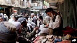 در حال حاضر یک دالر امریکایی در بازار شهزاده کابل به ۷۰.۲۵ افغانی معامله می‌شود