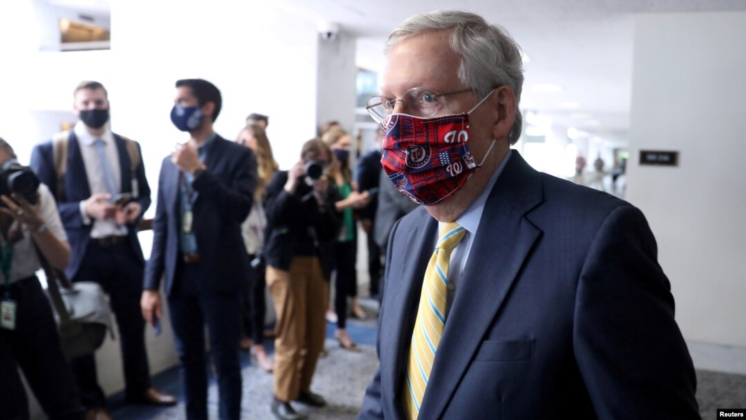 ARCHIVO - El líder de la mayoría republicana en el Senado de EE.UU., Mitch McConnell, en una comparecencia ante los periodistas el 30 de junio de 2020.