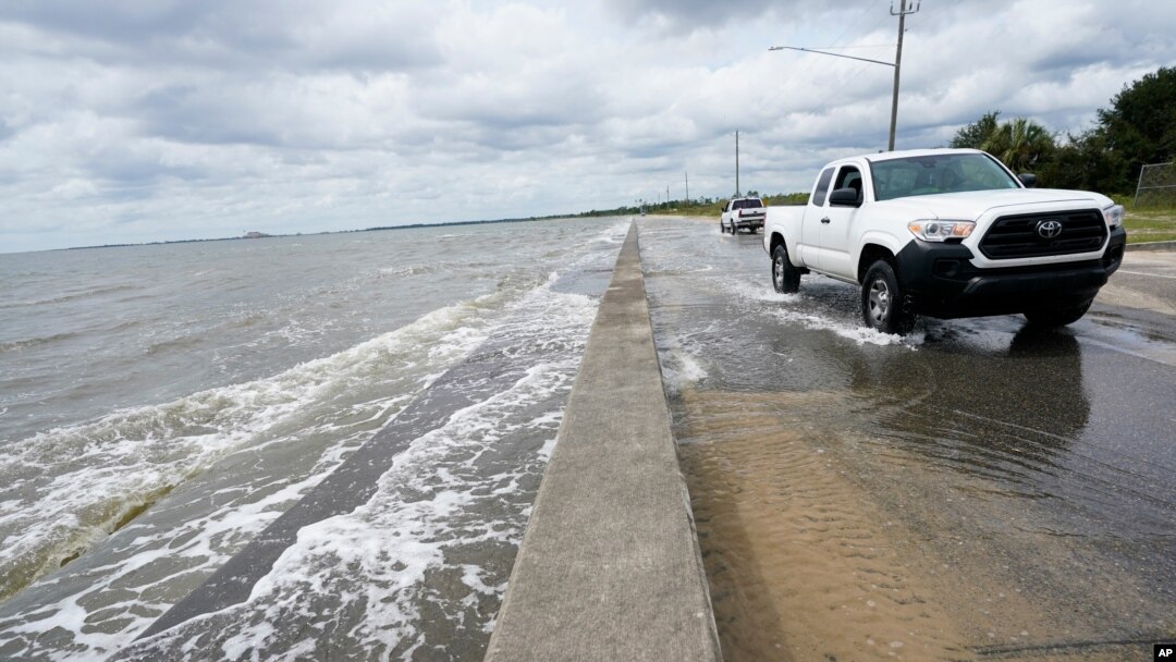 Las aguas del golfo de México bañan una vía local en Waveland, Mississippi, el lunes 14 de septiembre, antes de la llegada al área del huracán Sally, una de cinco tormentas que amenazan la costa del Golfo. 