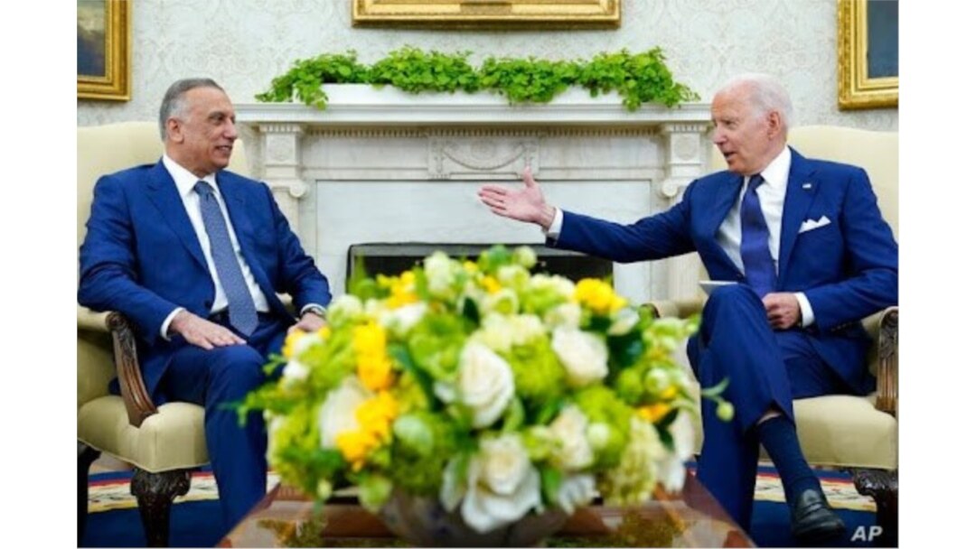 El presidente Joe Biden, a la derecha, habla mientras el primer ministro iraquí Mustafa al-Kadhimi escucha durante su reunión en la Oficina Oval de la Casa Blanca en Washington, el 26 de julio de 2021.