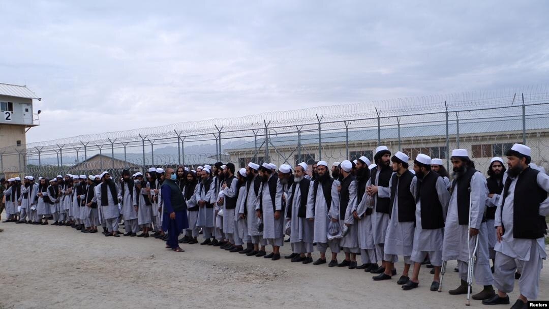 Prisioneros talibanes recién liberados se alinean en la prisión de Bagram, al norte de Kabul, Afganistán, el 11 de abril de 2020. Foto del Consejo de Seguridad Nacional de Afganistán.