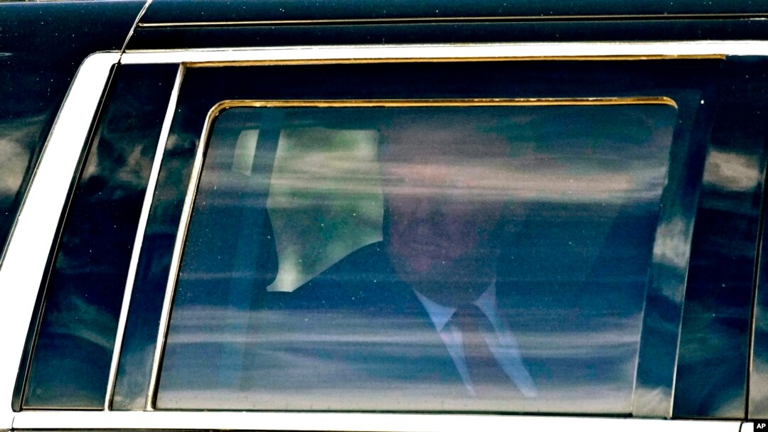 El expresidente Donald Trump saluda a sus seguidores al salir de la corte federal, el jueves 14 de marzo de 2024, en Fort Pierce, Florida.