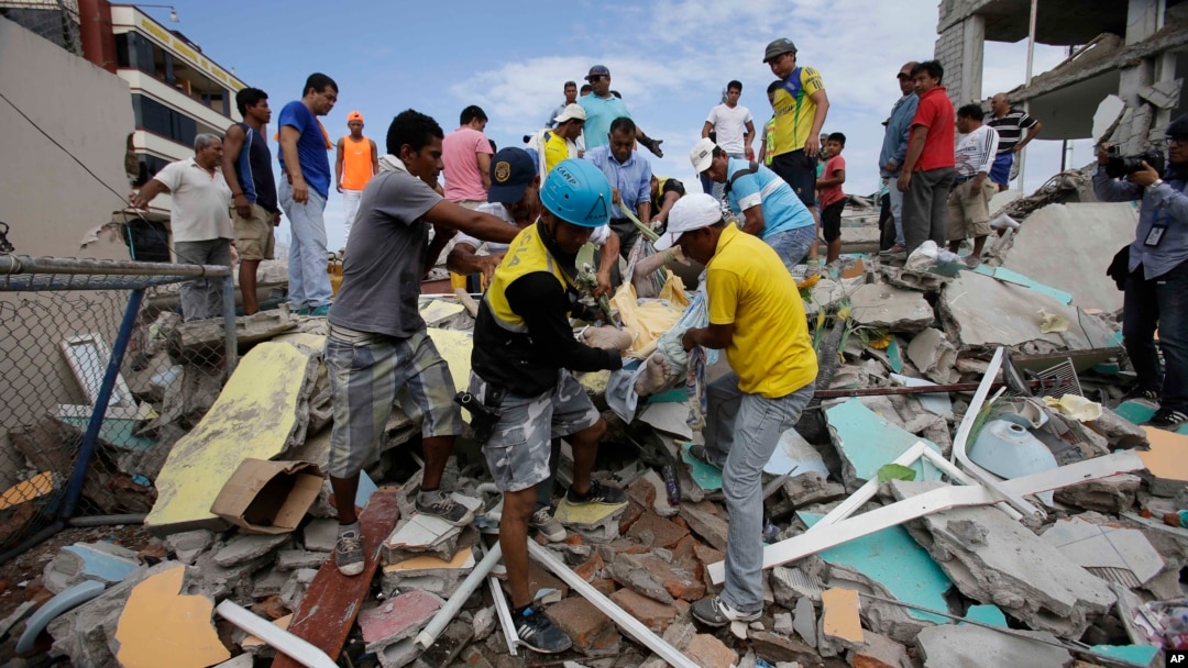 Volunteers rescue a body from a destroyed house after a massive earthquake in Pedernales, Ecuador, April 17, 2016. 