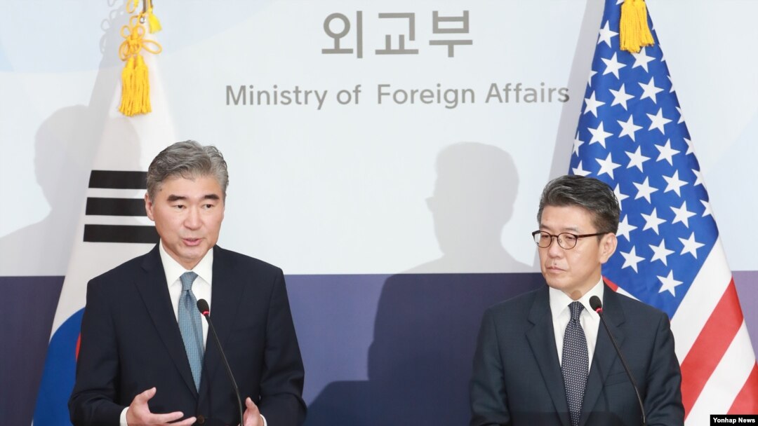 성김 미 국무부 대북정책 특별대표(왼쪽)와 김홍균 한반도평화교섭본부장이 지난 9월 서울 외교부에서 북한 5차 핵실험 대응과 관련해 공동 기자회견을 하고 있다.