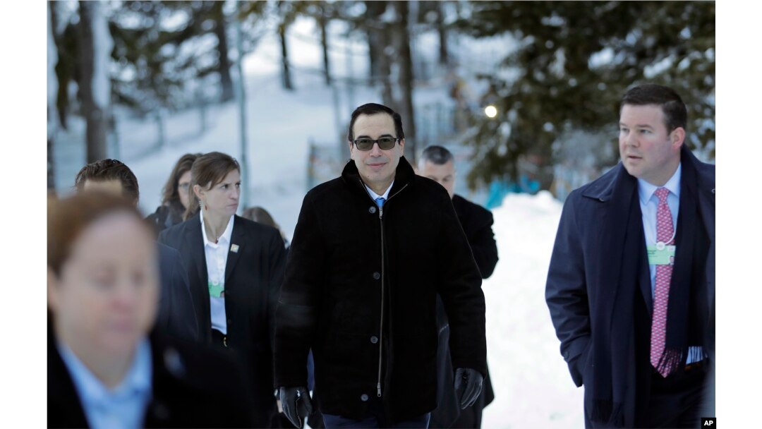 El secretario del Tesoro de EE.UU., Steven Mnuchin, se dirige a una reunión del Foro Económico Mundial, en Davos, Suiza. Enero 24, de 2018.
