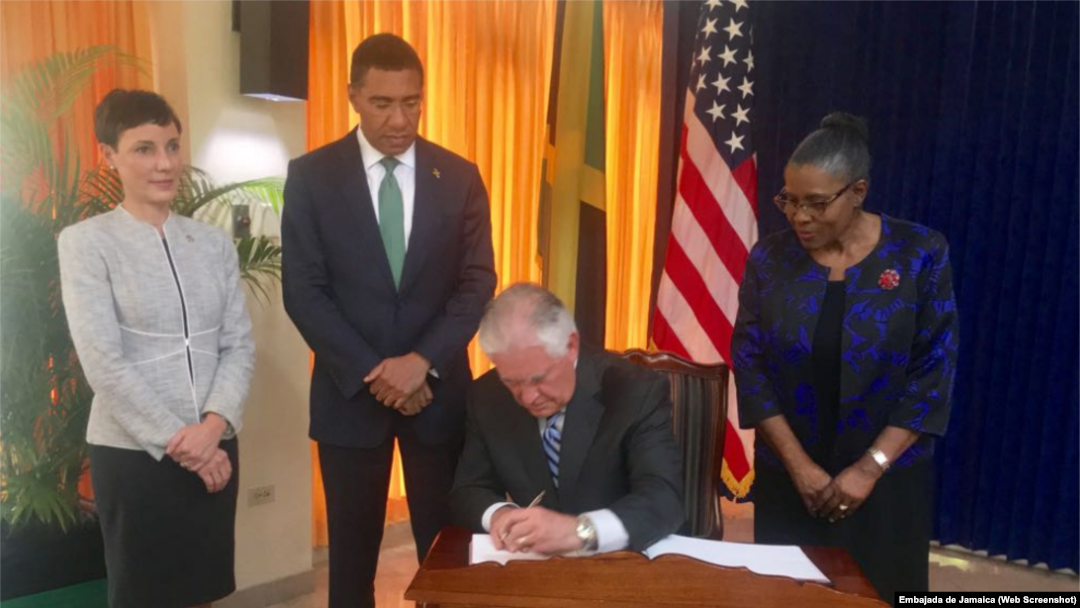 El Secretario de Estado de Estados Unidos Rex Tillerson, firma el libro de visitas en el despacho del Primer Ministro de Jamaica.