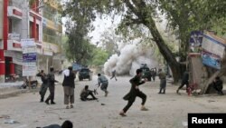 4月18日贾拉拉巴德发生一起爆炸后，人们逃跑求生。 