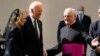 Biden Rive Wòm Pou Rankontre Pap Francis
