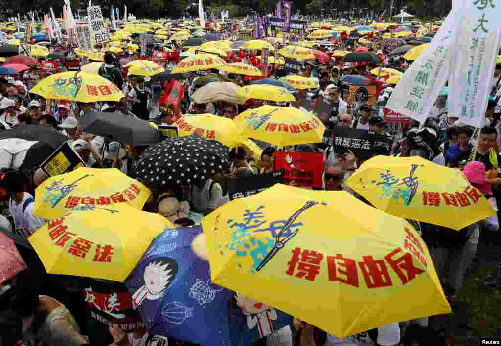 2019年6月9日在中国香港，示威群众要求当局废除拟议中的把犯人引渡到中国的法案。他们手持黄色雨伞，这是过去的占领中环运动的象征。