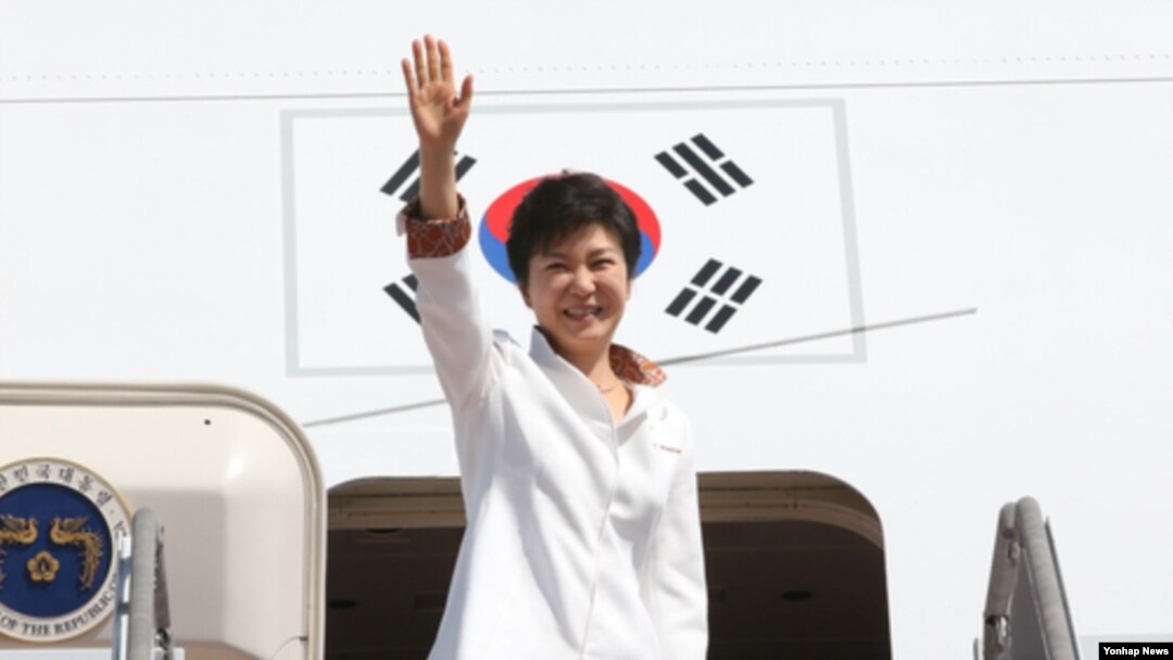 박근혜 한국 대통령이 러시아에서 열리는 주요 20개국 정상회의 참석과 베트남 국빈방문을 위해 4일 경기도 성남시 서울공항에서 출국하며 인사하고 있다.