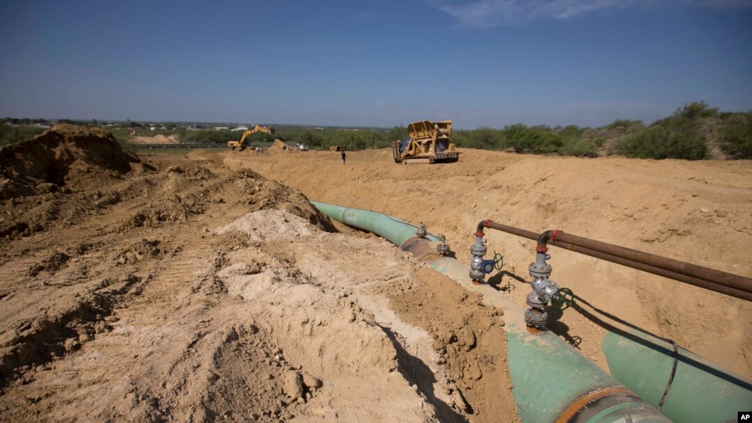 ARCHIVO - El combustible se mezcla con gasolina o diésel y se utiliza para hacer funcionar máquinas en operaciones mineras ilegales.