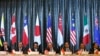 美国贸易代表、日本经济大臣和新加坡、加拿大、秘鲁、马来西亚和墨西哥的贸易部长在有关TPP的记者会上（2014年2月）