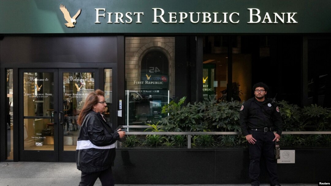 FILE PHOTO: Mlinzi akiwa analinda nje ya Tawi la Benki ya First Republic huko San Francisco,California, April 28, 2023. 