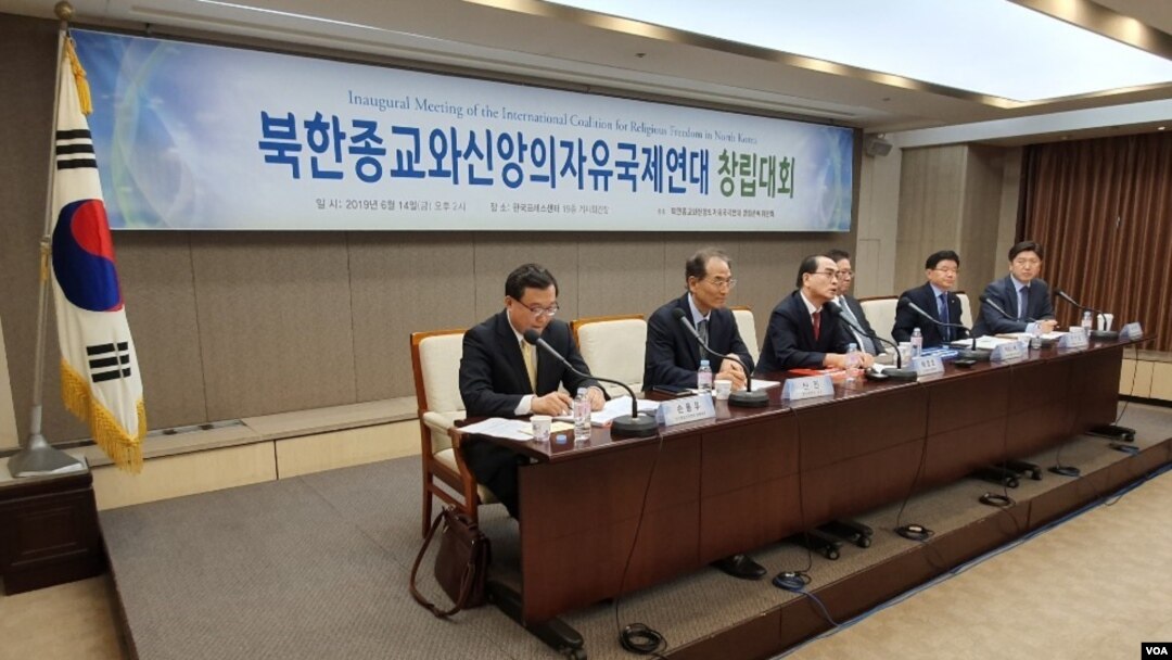 태영호 전 영국주재 북한공사(가운데)가 14일 오후 서울 프레스센터에서 열린 북한종교와신앙의자유국제연대 기념포럼 및 창립대회에서 연설하고 있다
