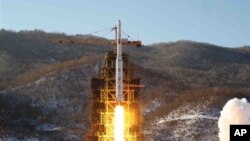 지난달 12일 북한 동창리 발사장의 은하3호 장거리 로켓 발사 장면.