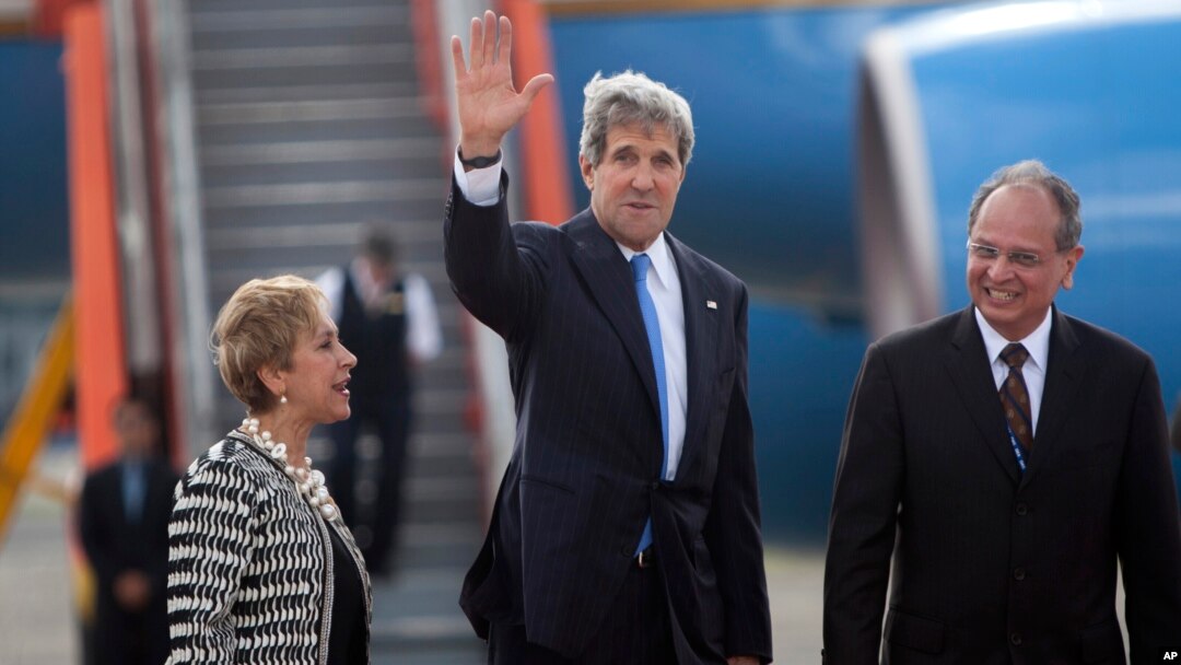John Kerry llegó a la base militar La Aurora, en la ciudad de Guatemala. Su primer compromiso es una reunión con el presidente guatemalteco. 