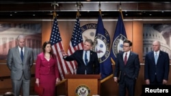 El representante estadounidense Michael McCaul (Republicano por Texas) habla con periodistas durante una conferencia de prensa semanal en el Capitolio en Washington, EEUU, el 16 de abril de 2024. 