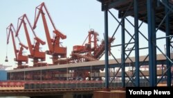 중국 상무부가 지난 2월 유엔 대북 제재 결의의 이행을 위해 북한산 석탄 수입을 전면 중단한다고 밝혔다. 지난해 3월 북한산 광물을 수입하는 북중 접경 랴오닝성 단둥항의 화물 전용 부두. 