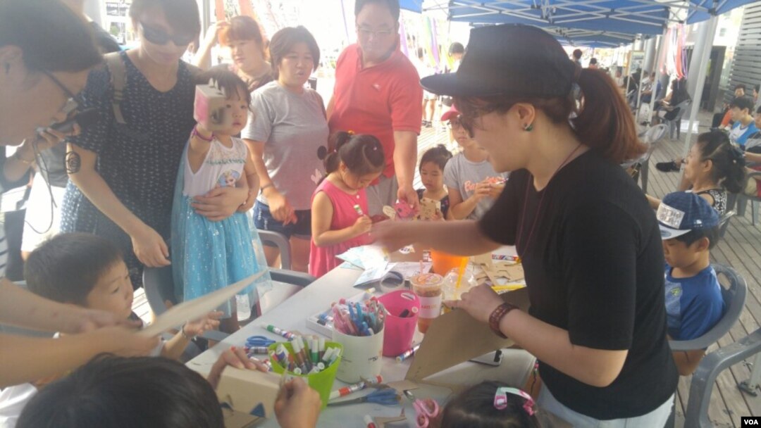 경기도 부천에 있는 통합예술나눔터에서 청소년들이 공예작품을 만들면서 통일에 대해 이야기하는 시간을 마련했다.