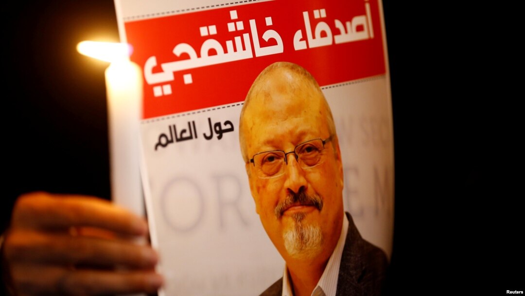 Una imagen del asesinado periodista saudí Jamal Khashoggi muestra un manifestante frente al consulado de Arabia Saudí en Estambul, Turquía, el 25 de octubre de 2018.