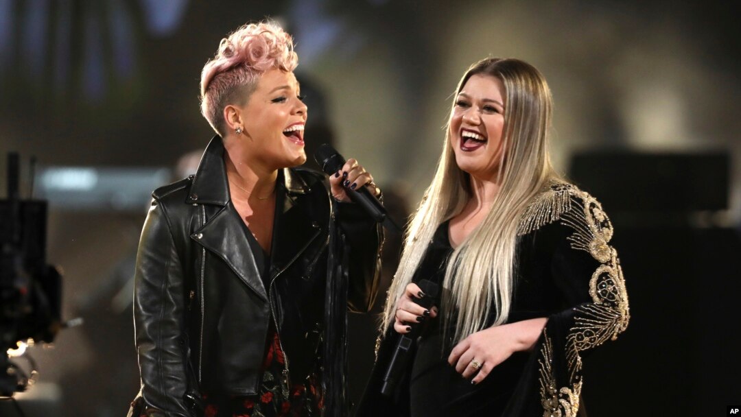 Pink, (izq.) y Kelly Clarkson cantan "Everybody Hurts" en los Premios a la Música Americana (American Music Awards) en el teatro Microsoft en Los Angeles, el domingo 19 de noviembre de 2017.