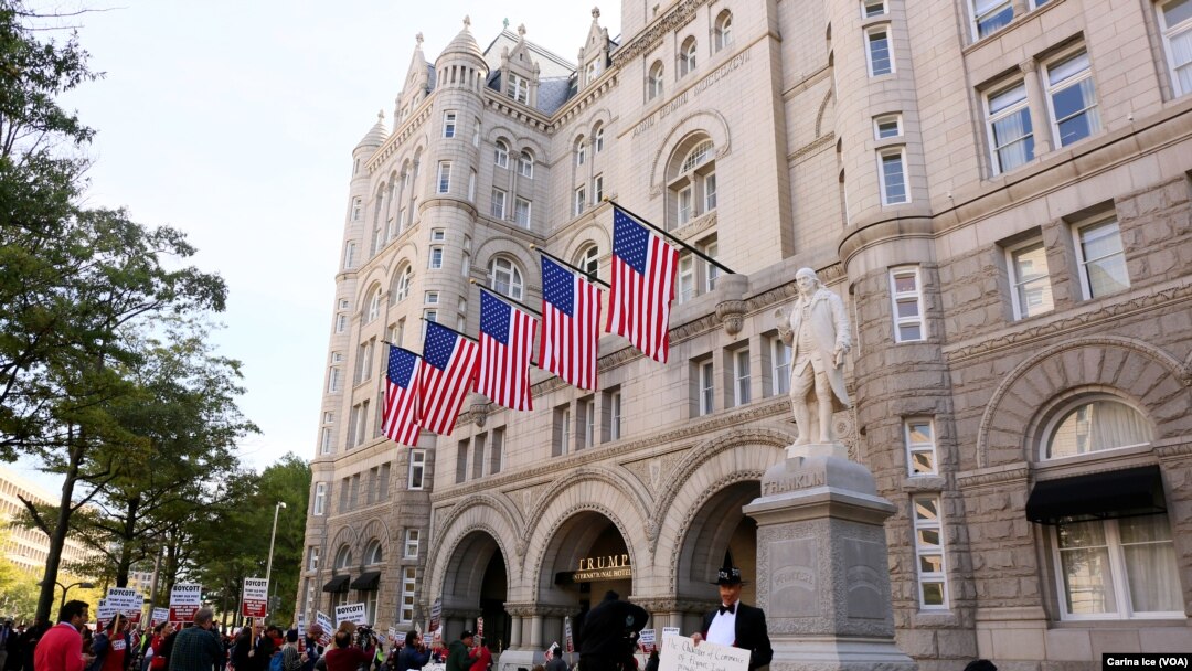 ARCHIVO - Manifestantes protestan frente al Hotel Internacional Trump en Washington, el 26 de octubre de 2016.