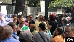 Maestros venezolanos protestan en Caracas, como parte de una convocatoria hecha por el presidente designado Juan Guaidó para una jornada permanente de protestas. Foto VOA.