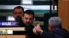 El Presidente de Ucrania, Volodymyr Zelenskiy, le da la mano mientras asiste a la 79.ª Asamblea General de las Naciones Unidas en la sede de las Naciones Unidas en Nueva York, EE.UU., el 24 de septiembre de 2024. REUTERS
