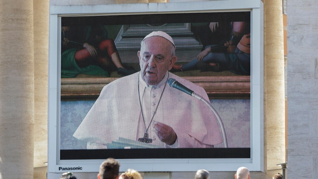 Los fieles miran al Papa Francisco pronunciar la oración del Ángelus en una pantalla gigante, en la Plaza de San Pedro, en el Vaticano, el domingo 8 de marzo de 2020.
