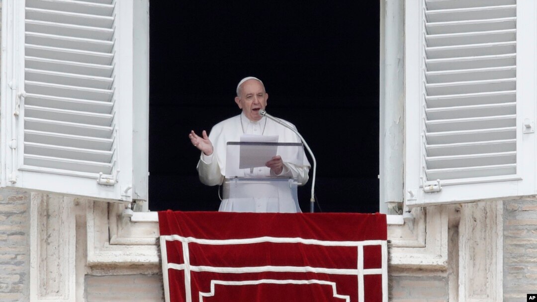 El papa Francisco desde el balcón de su estudio frente a la Plaza de San Pedro, pronuncia la plegaria del mediodía a la Reina del Cielo (Regina Coeli), esta oración sustituye al Ángelus en el tiempo pascual. Domingo 28 de abril de 2019.
