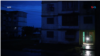 Un conductor de motocicleta se ve en el vestíbulo de un edificio durante un apagón nacional causado por una falla en la red eléctrica en Matanzas, Cuba.