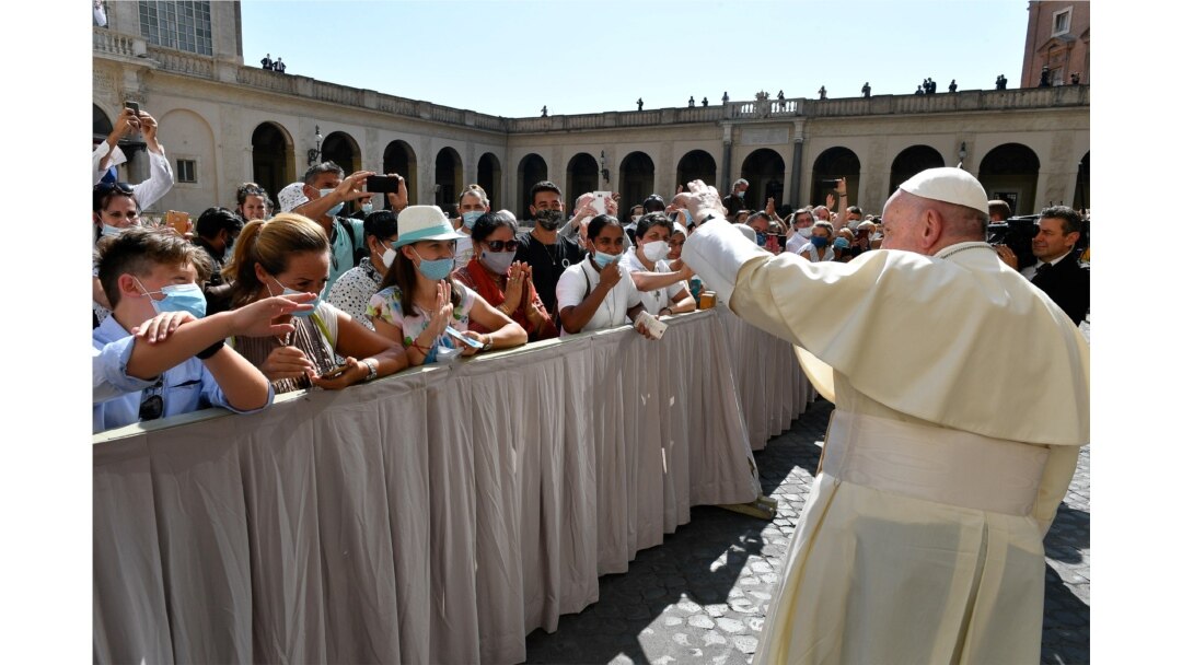 El Papa Francisco saludó a los asistentes que, a pesar de las directrices, se levantaron de sus asientos y se arremolinaron para saludar al pontífice.