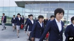지난해 8월 일본에서 열린 여자청소년 축구 월드컵 경기참가를 위해 평양을 출발하는 북한 축구팀. (자료사진)