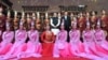 中国国家主席习近平和印度总理莫迪在湖北省博物馆同舞蹈演员合影 (印度新闻局通过路透社发布的照片，2018年4月27日) 。