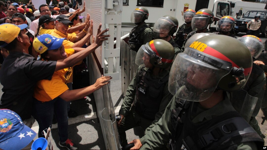 Manifestantes antichavistas discuten con militares de la Guardia Nacional Bolivariana en una protesta en Caracas, en abril de 2017. La Fundación Clooney para la Justicia investiga sobre crímenes de lesa humanidad por parte de autoridades venezolanas.